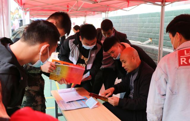 廣元朝天區(qū)舉辦專場(chǎng)招聘會(huì) 13家企業(yè)誠(chéng)聘英才，精準(zhǔn)助力退役軍人就業(yè)